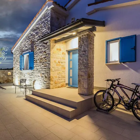 Batana, A Warm, Private And Pet Friendly Svetvinčenat