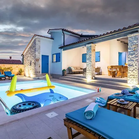 Batana, A Warm, Private And Pet Friendly Сasa de vacaciones Svetvinčenat