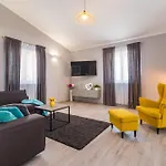 Batana, A Warm, Private And Pet Friendly