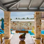 Batana, A Warm, Private And Pet Friendly * Svetvinčenat