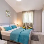 Batana, A Warm, Private And Pet Friendly