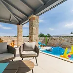 Batana, A Warm, Private And Pet Friendly