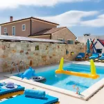 Batana, A Warm, Private And Pet Friendly Prázdninový dům Svetvinčenat