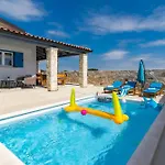 Batana, A Warm, Private And Pet Friendly Prázdninový dům