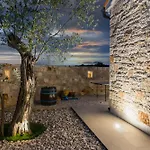 Batana, A Warm, Private And Pet Friendly Svetvinčenat