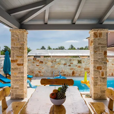 Batana, A Warm, Private And Pet Friendly * Svetvincenat