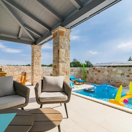 Batana, A Warm, Private And Pet Friendly