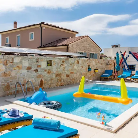 Batana, A Warm, Private And Pet Friendly Vikendica Svetvincenat