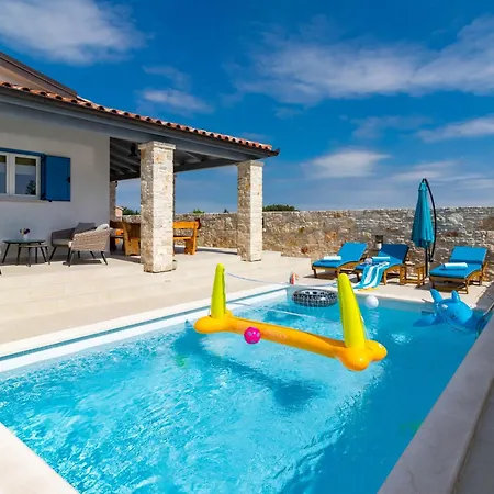 Batana, A Warm, Private And Pet Friendly Vikendica