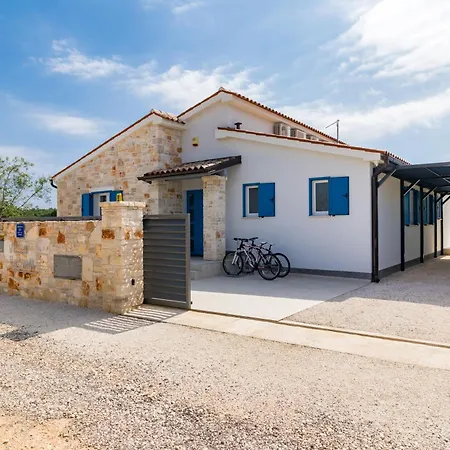 Batana, A Warm, Private And Pet Friendly
