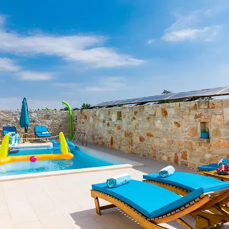 Batana, A Warm, Private And Pet Friendly Svetvincenat