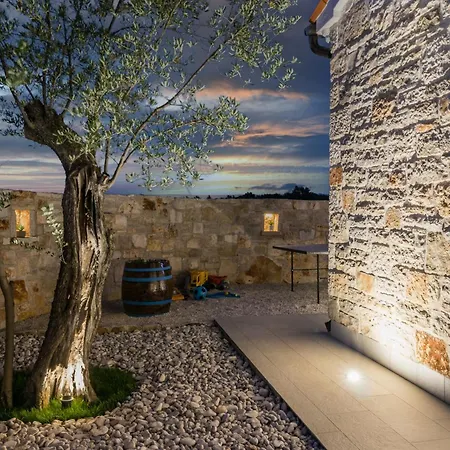 Batana, A Warm, Private And Pet Friendly Svetvincenat